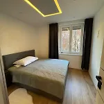 Black And White Style Apartment In Vienna