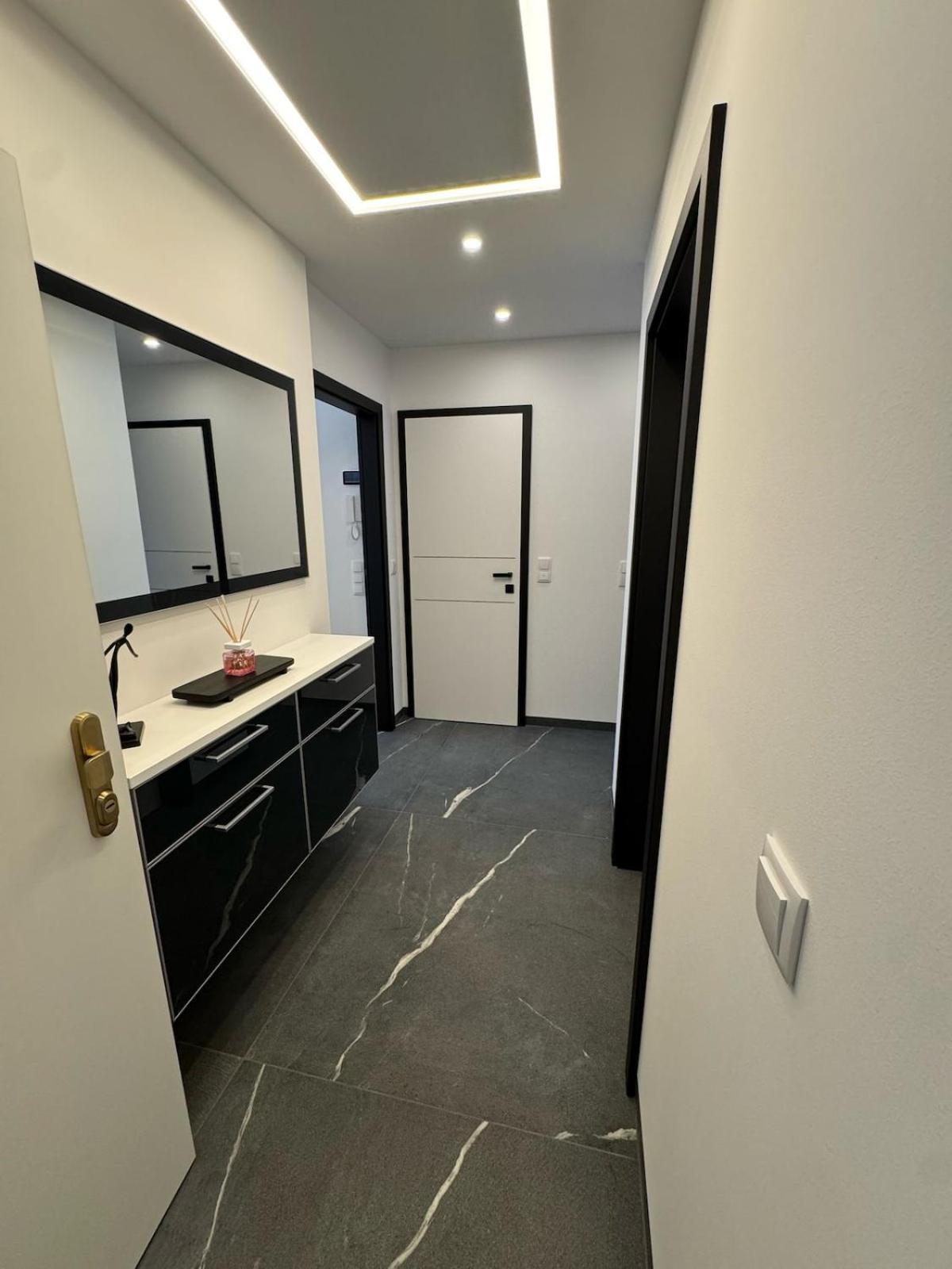 Black And White Style In Apartment Wien