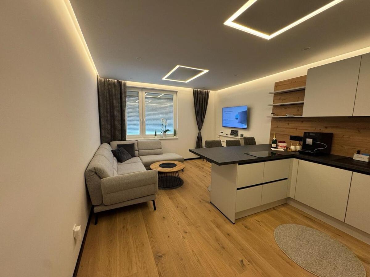 Black And White Style In Apartment Wien